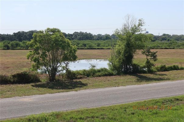 Exterior, Lake