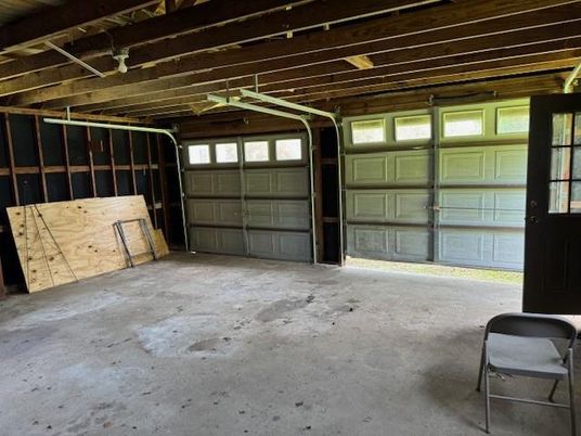 Garage, Interior, Wooden Beams