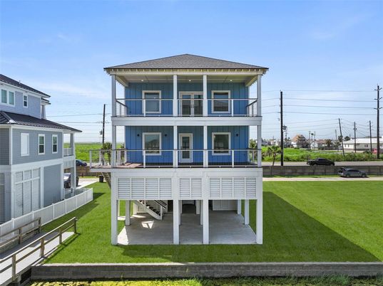 Backyard, Exterior, Facade, American Foursquare