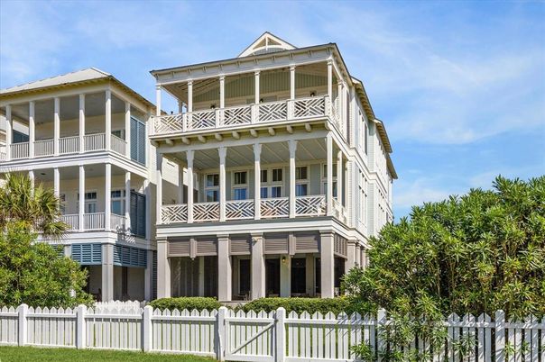 Exterior, Facade, Queen Anne Victorian