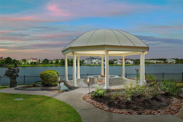 Exterior, Lake