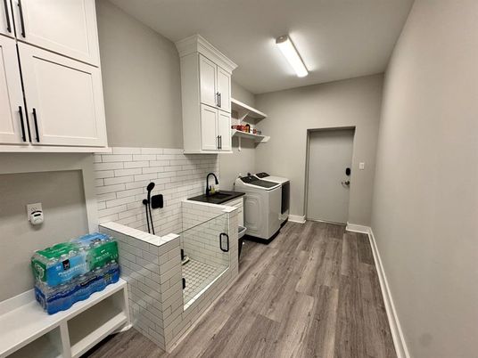Interior, Washer, Wood Texture Flooring