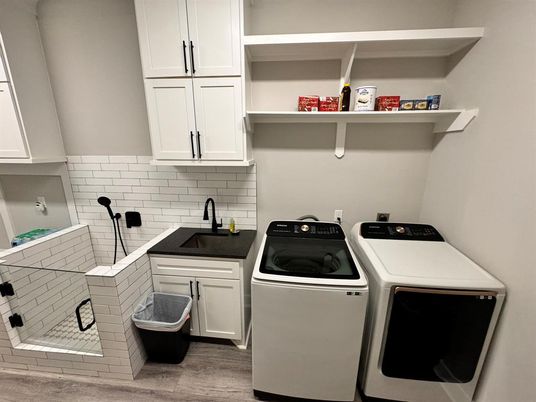 Interior, Washer, Wood Texture Flooring