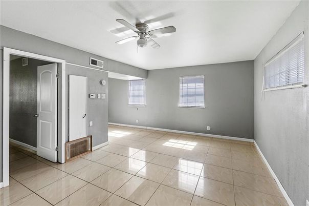 Empty room, Interior