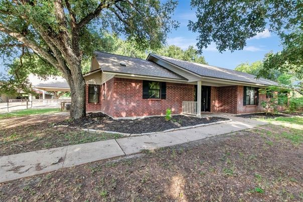 Exterior, Facade, Brick Facade, Ranch