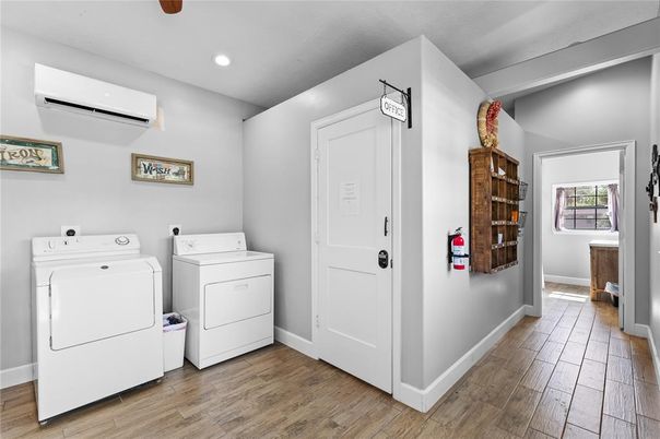 Interior, Recessed Lighting, Washer, Wood Texture Flooring
