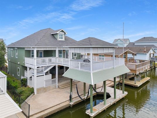 Exterior, Lake