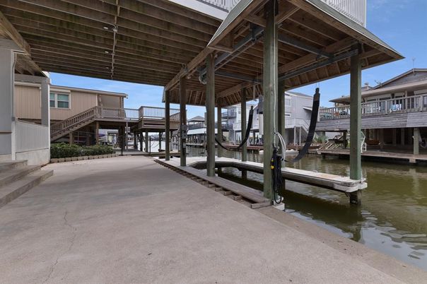 Exterior, Lake