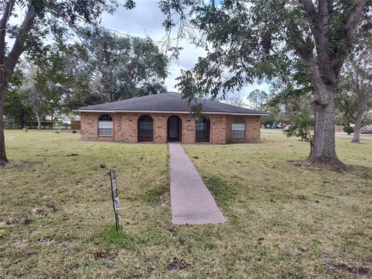 Exterior, Facade, Brick Facade, Ranch