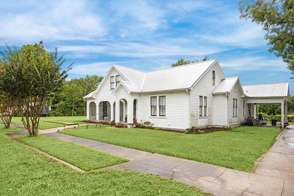Backyard, Exterior, Facade, Farmhouse