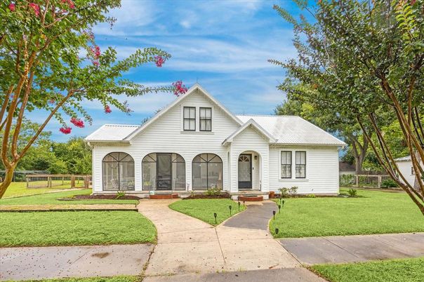 Backyard, Exterior, Facade, Farmhouse