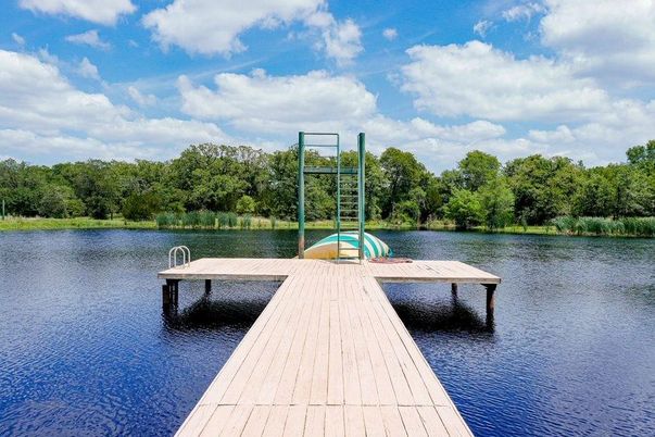 Exterior, Lake