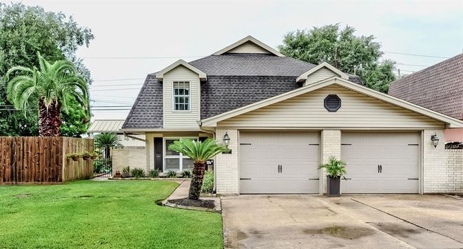 Attached, Exterior, Facade, Ranch