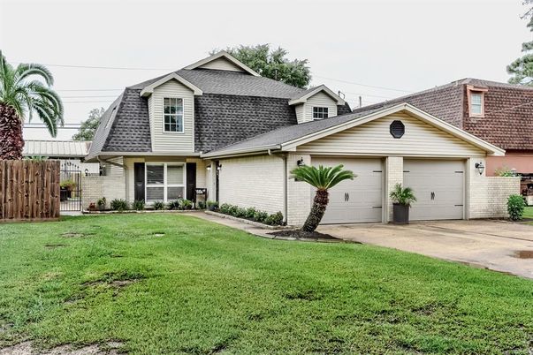 Attached, Exterior, Facade, Brick Facade, Ranch