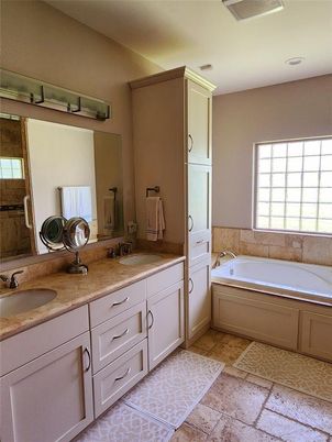Bathroom, Dual Sink Vanities, Interior, Recessed Lighting