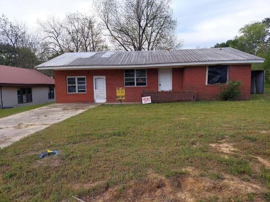 Exterior, Facade, Brick Facade, Ranch