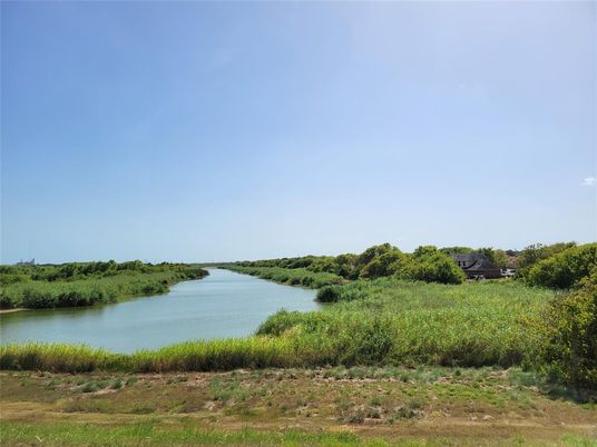 Exterior, Lake