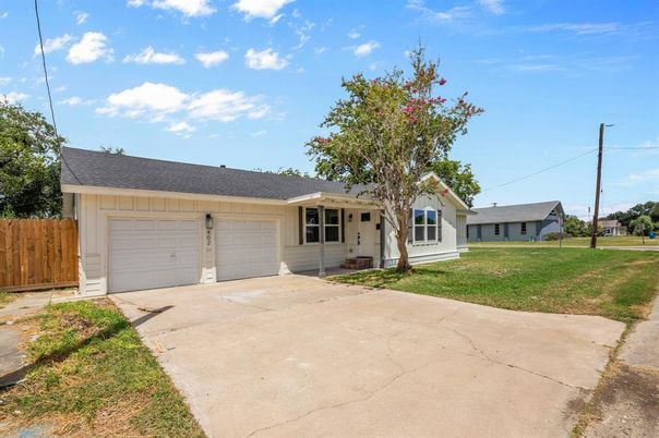 Attached, Exterior, Facade, Ranch