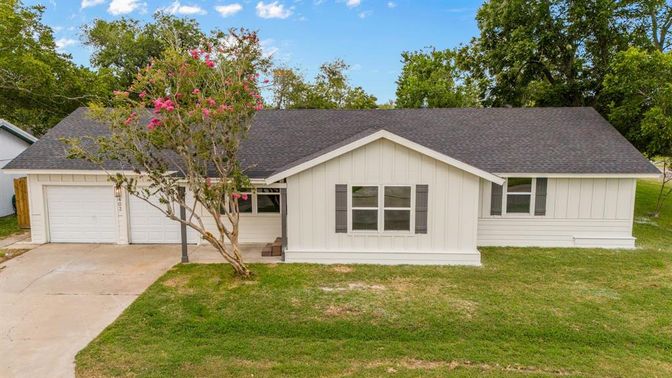 Attached, Exterior, Facade, Ranch