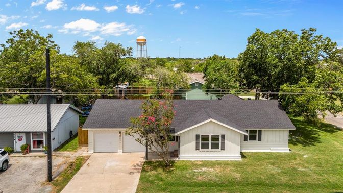 Attached, Exterior, Facade, Ranch