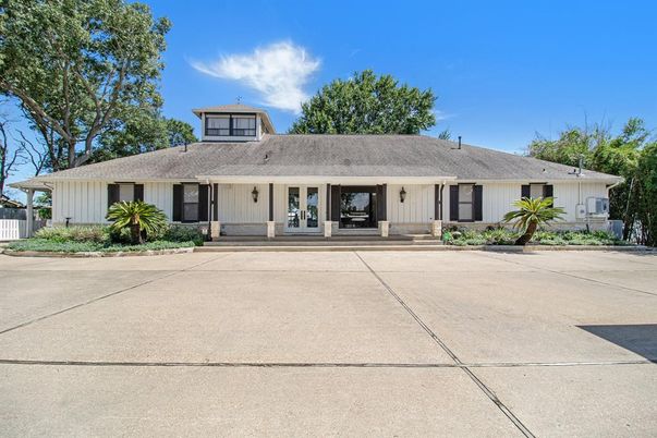 Exterior, Facade, Ranch