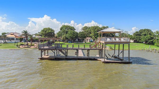 Exterior, Lake