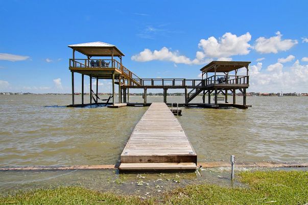 Exterior, Lake