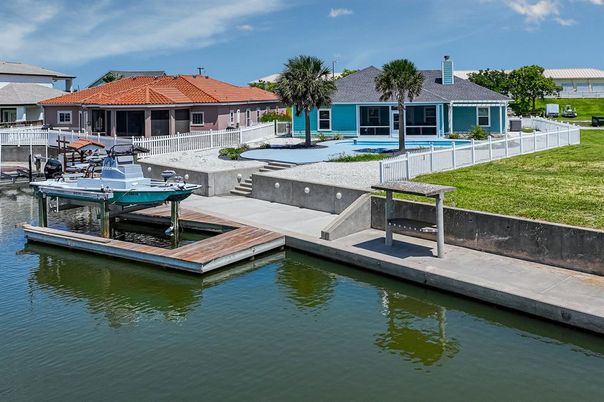 Exterior, Lake