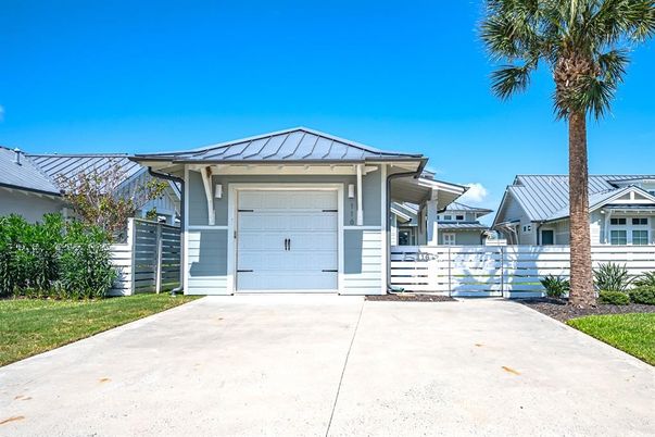 Attached, Exterior, Facade, American Craftsman