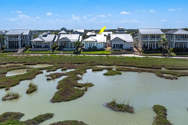 Exterior, Lake