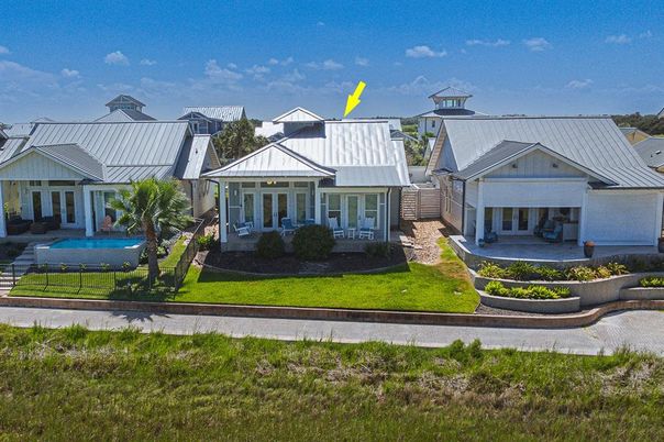 Exterior, Facade, Pool, Ranch