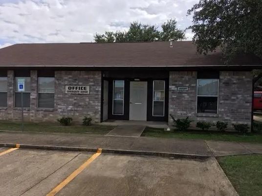 Exterior, Facade, Ranch