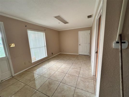 Empty room, Interior