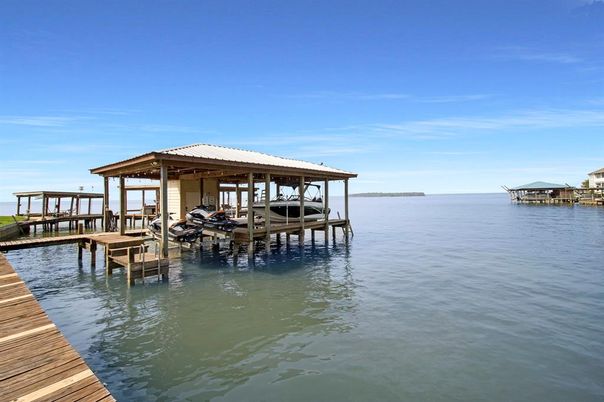 Exterior, Lake