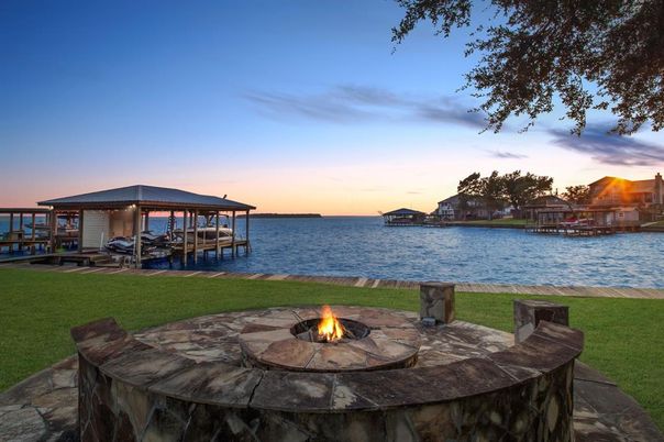 Exterior, Lake