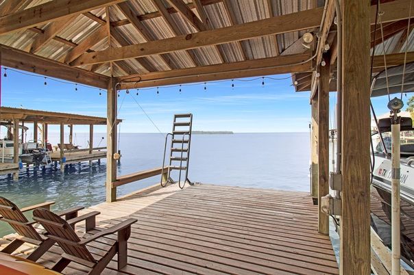 Exterior, Lake