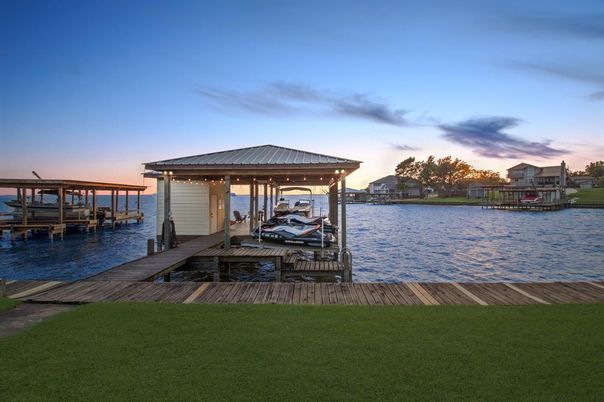 Exterior, Lake