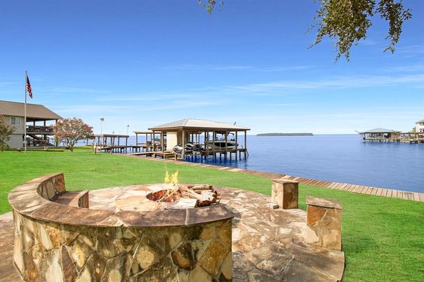 Exterior, Lake