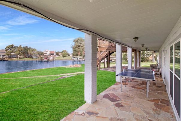 Exterior, Lake