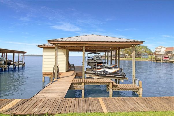 Exterior, Lake