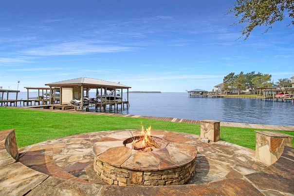 Exterior, Lake