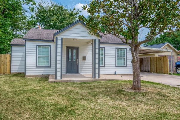 Exterior, Facade, Ranch