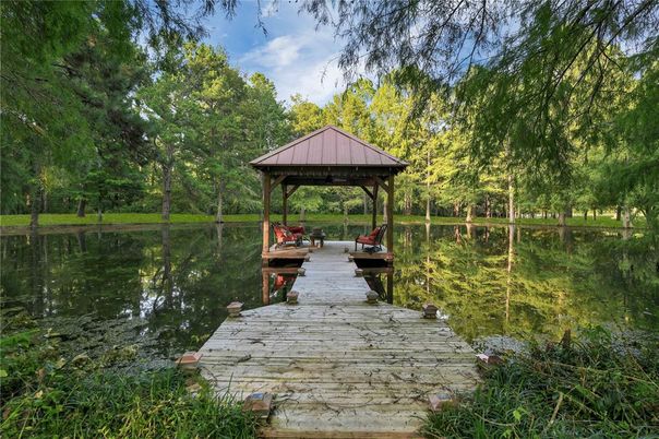 Exterior, Lake