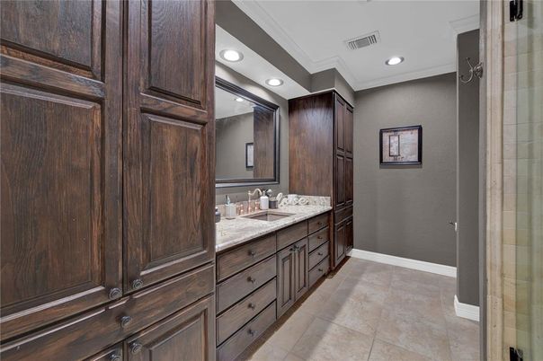 Bathroom, Dual Sink Vanities, Interior, Recessed Lighting