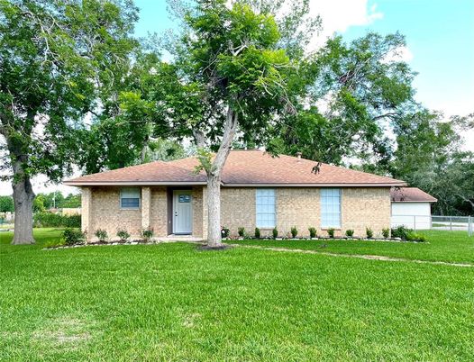 Backyard, Exterior, Facade, Brick Facade, Ranch