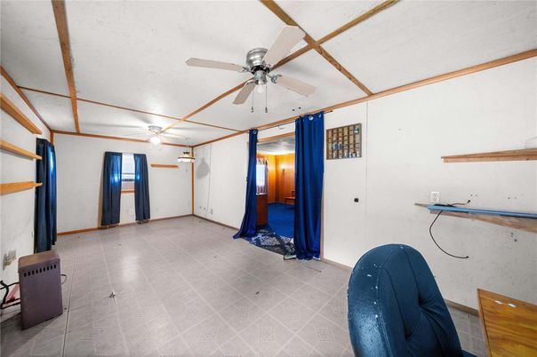 Empty room, Interior