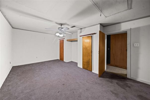 Empty room, Interior