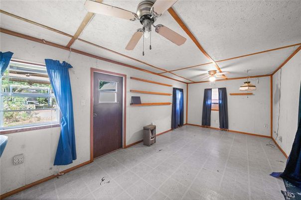 Empty room, Interior