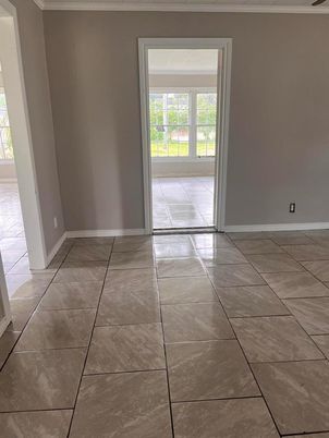 Empty room, Interior