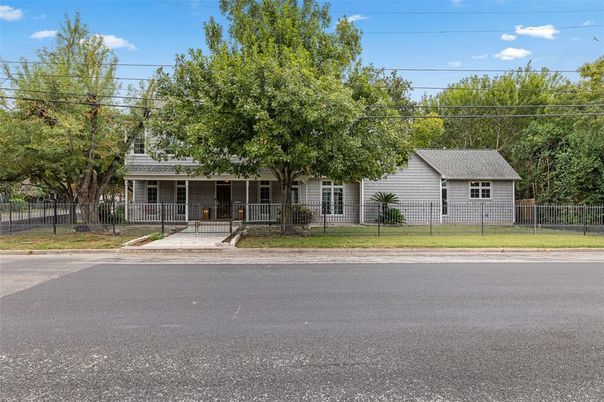 Exterior, Facade, Ranch